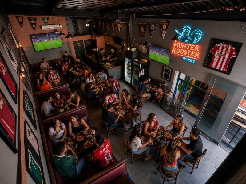 Vista general del restaurante con distribución de mesas y área infantil